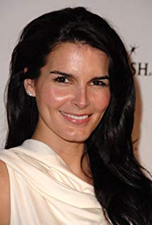 How tall is Angie Harmon?
